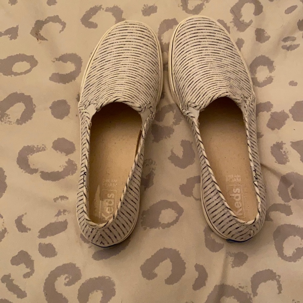 Size 7.5 Women’s Striped Keds Dream Foam Sneakers